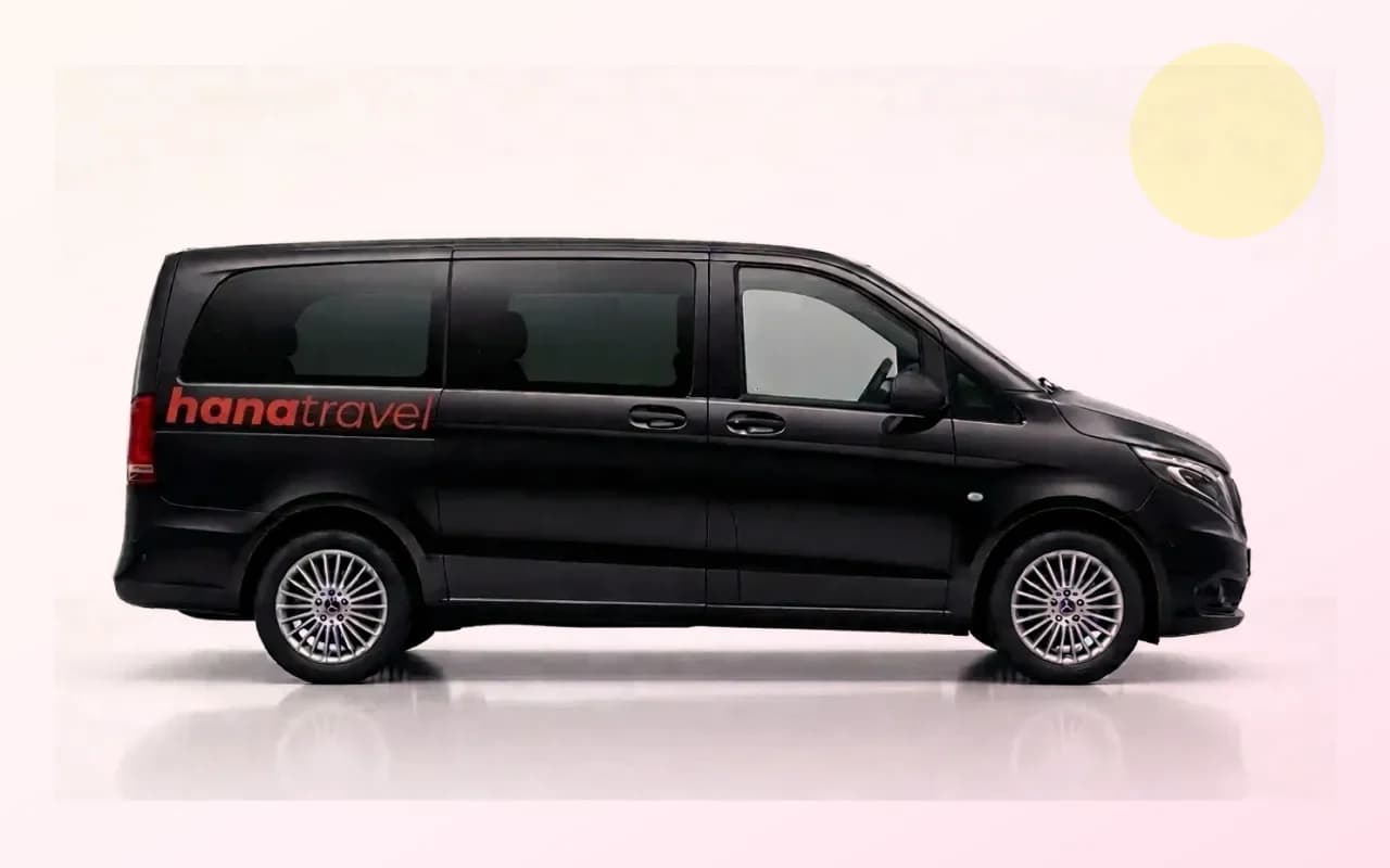 Трансфер на Mercedes-Benz Vito VIP Черный Mercedes-Benz Vito VIP для трансфера из аэропорта Анталии, вмещающий до шести пассажиров и багаж.