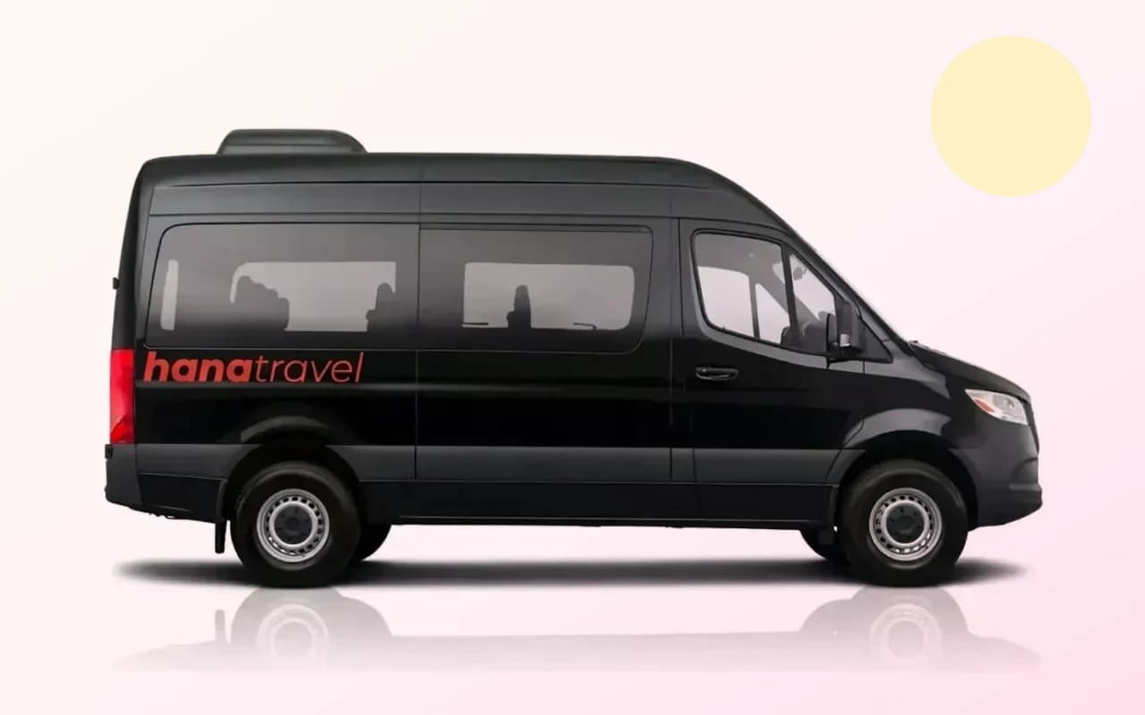 Transfert de l'aéroport d'Antalya pour 13 passagers Vue de profil d'un Mercedes-Benz Sprinter noir sur fond blanc uni.