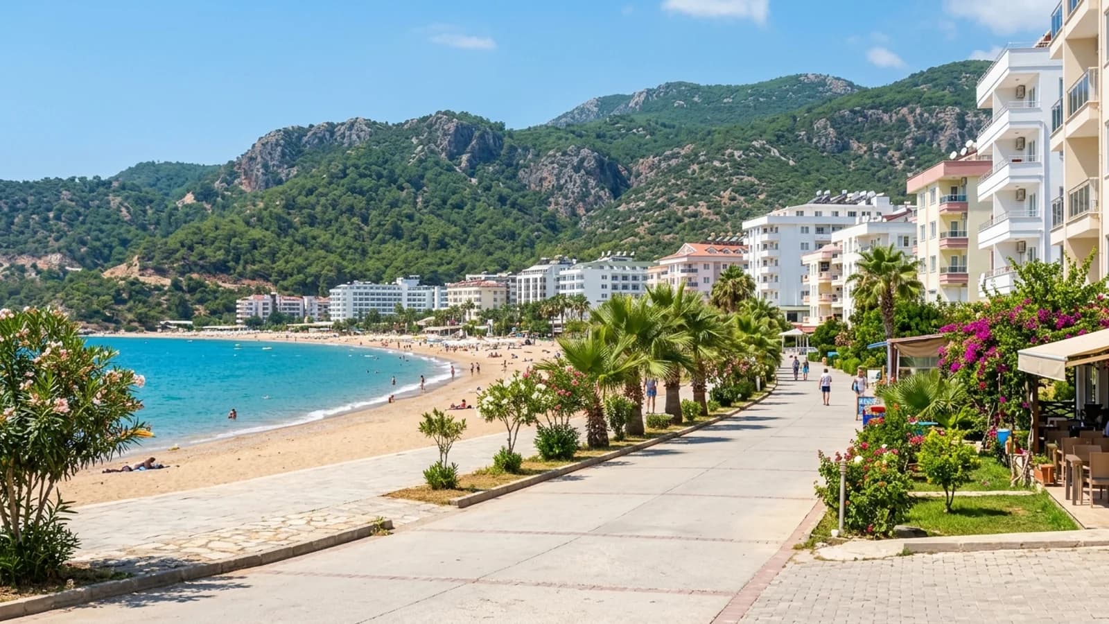 Goldener Strand und Resorts in Avsallar Der lange goldene Sandstrand in Avsallar mit Resort-Hotels, Apartmenthäusern und den nahen Ausläufern des Taurusgebirges.