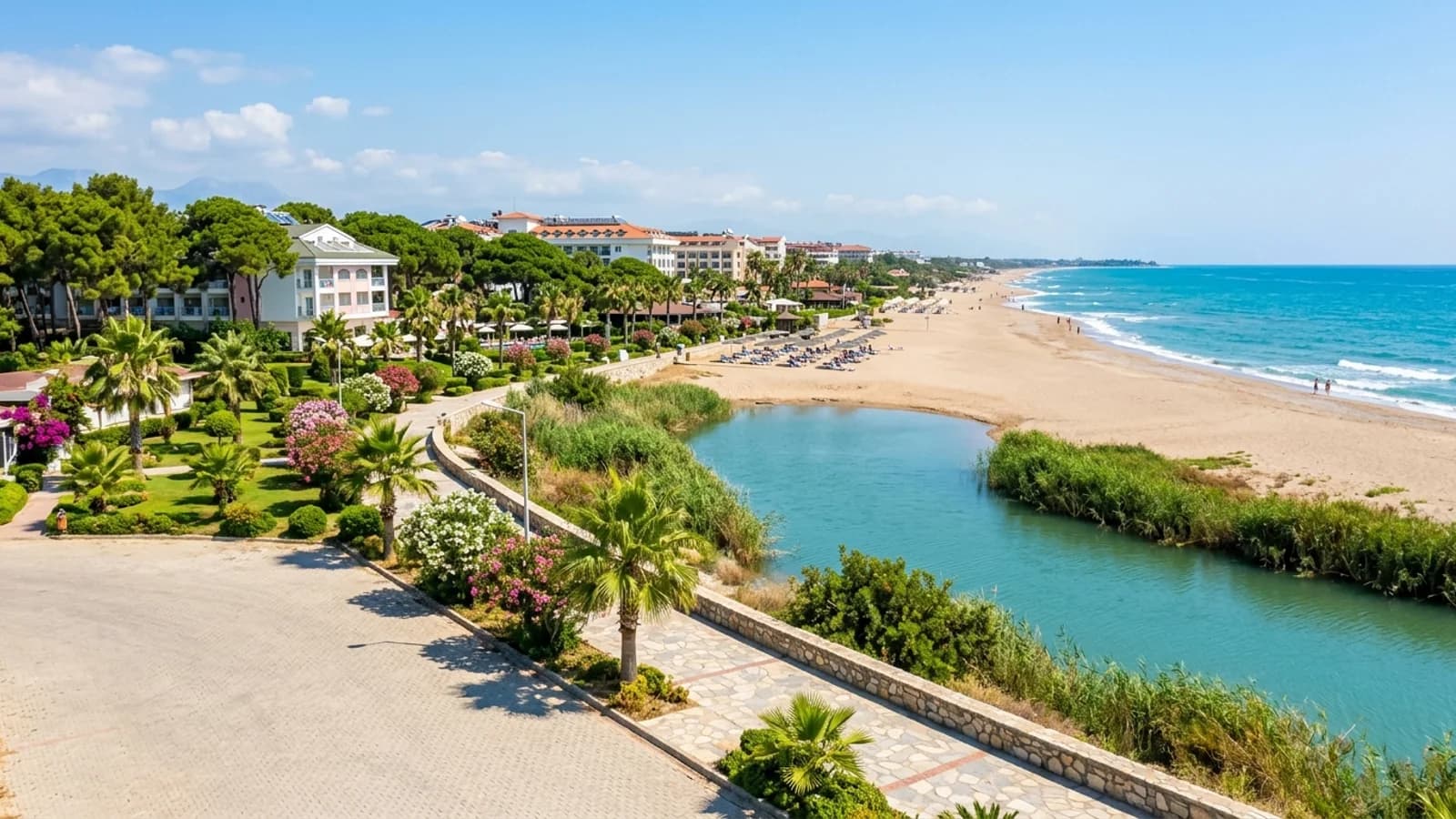 Mündung des Köprüçay in Boğazkent Der Fluss Köprüçay mündet bei Boğazkent ins Meer, umgeben von Sandstrand, Schilf und Hotelanlagen in den Kiefern.