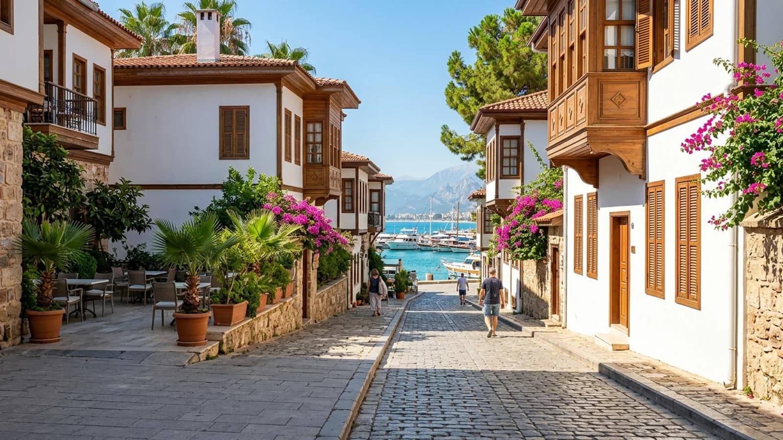 De historische wijk Kaleiçi in Antalya Een smal kasseienstraatje in Kaleiçi met gerestaureerde Ottomaanse huizen en uitzicht op de zee.
