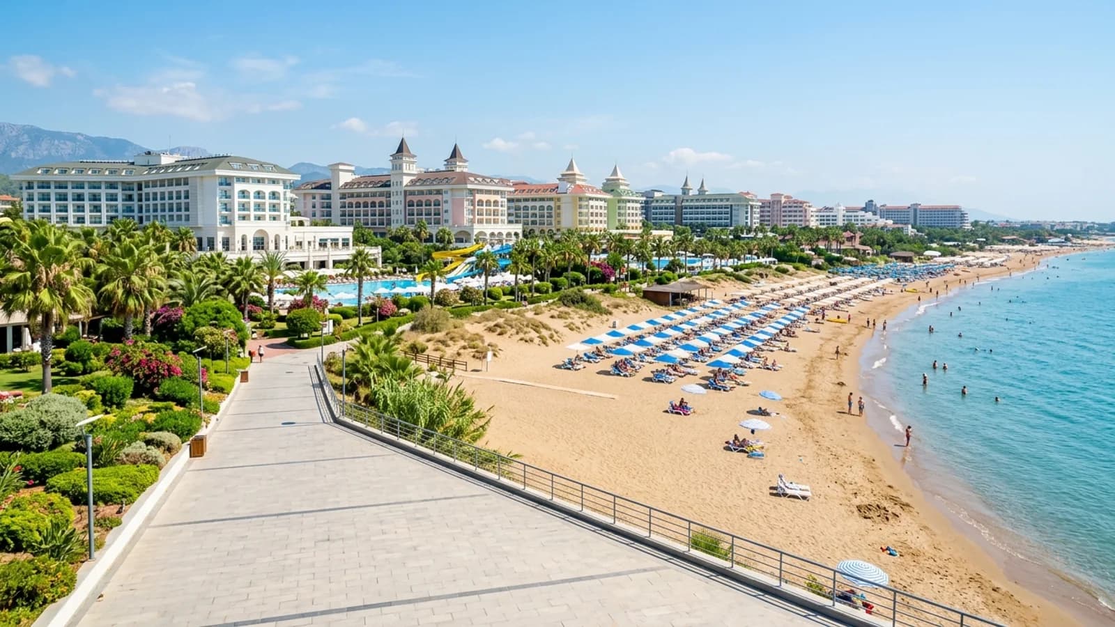 Plage de Kundu près d'Antalya Plage de sable à Kundu avec des transats, de grands hôtels et une mer calme turquoise.