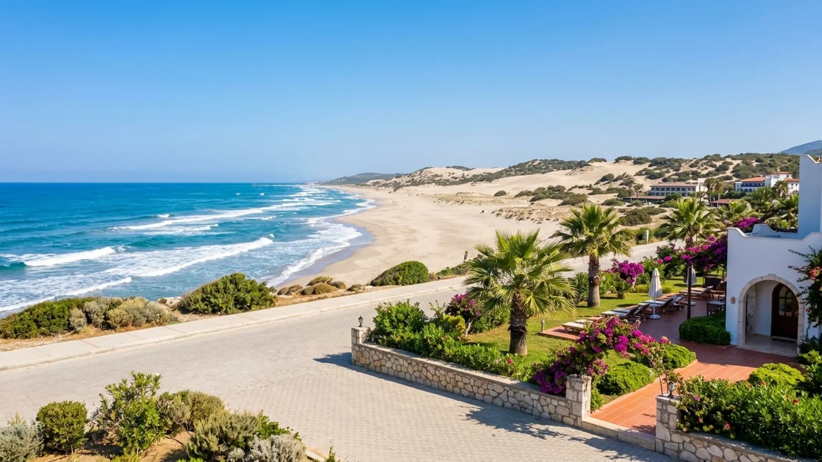 Der weitläufige Sandstrand von Patara Wellen rollen an den langen Sandstrand von Patara, der von riesigen Dünen gesäumt wird.