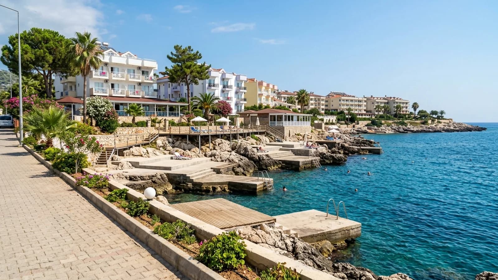 Ferienort Payallar an der felsigen Küste Ein kleiner Ferienort in Payallar mit Hotels an einer felsigen Küste und gestuften Badeplattformen.