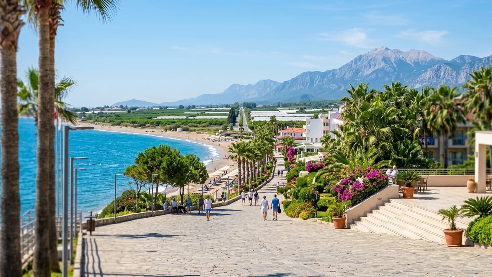 Transfert de l'aéroport d'Antalya vers Serik Une route de campagne rectiligne traverse la plaine côtière verdoyante de Serik vers les monts Taurus.