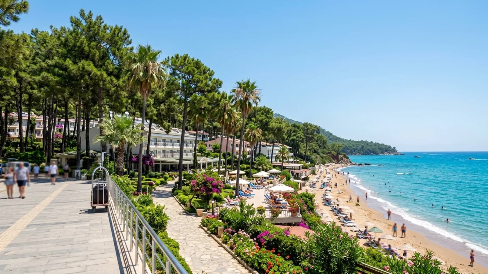 Sandstrand und Kiefernwald in Sorgun Hohe Kiefern werfen gefleckten Schatten auf den Sandstrand und Hotelgebäude in Sorgun.