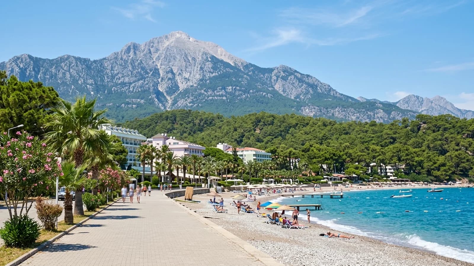 Strand van Tekirova en berg Tahtalı Kiezelstrand van Tekirova omgeven door dennenbossen, hoteltuinen en de daarachter oprijzende berg Tahtalı.